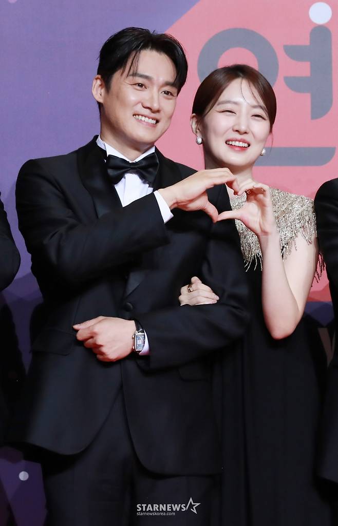 오상진-김소영 부부가 29일 오후 서울 상암동 SBS 프리즘센터에서 진행된 2023 SBS 연예대상 포토월 행사에 참석해 포즈를 취하고 있다. /2023.12.30 /사진=이동훈