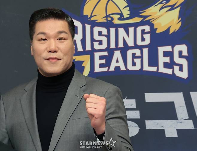 (서울=뉴스1) 권현진 기자 = 서장훈 감독이 29일 오전 서울 양천구 목동 SBS에서 열린 새 농구 예능 프로그램 '열혈농구단’ 제작발표회에 참석해 포즈를 취하고 있다. '열혈농구단'은 농구계의 전설 서장훈이 직접 만든 전설의 농구단 '라이징이글스'의 아시아 제패기를 다루는 예능이다. 2025.11.26/뉴스1 Copyright (C) 뉴스1. All rights reserved. 무단 전재 및 재배포, AI학습 이용 금지. /사진=(서울=뉴스1) 권현진 기자