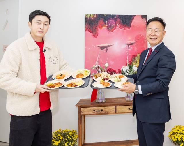 김재욱(오른쪽) 칠곡군수와 슬리피가 4곳의 칠곡군 돈까스를 들고 기념 촬영을 하고 있다. 칠곡군 제공