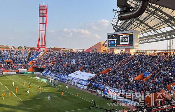 7일 오후 제주월드컵경기장에서 열린 제주SK와 수원삼성의 승강 플레이오프 2차전 경기의 원정석(S석)과 올팬존이 푸른색 수원 원정팬들로 가득차 있다 ⓒ헤드라인제주