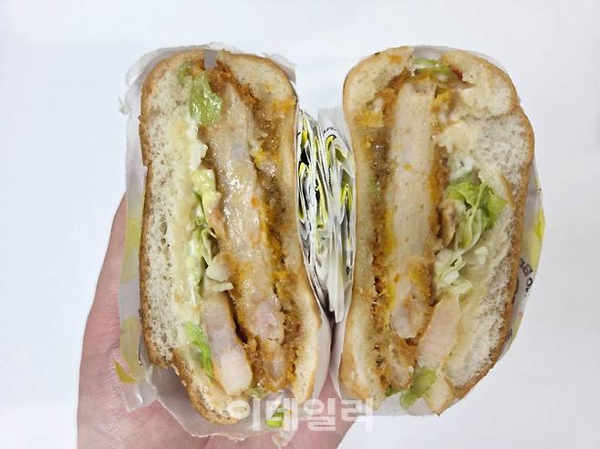 감바스 버거 단면. 통새우 두 마리와 명태살 패티가 어우러진 구성이 눈에 띈다. (사진=한전진 기자)