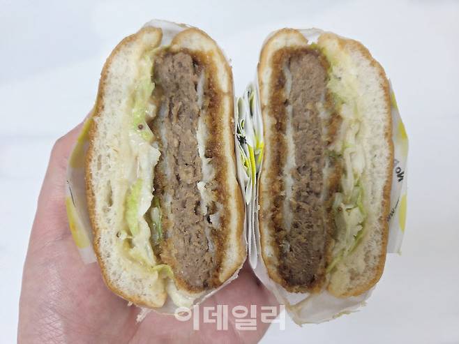 골든 카츠 버거 단면. 혼합육 패티에 튀김옷을 입혀 바삭하게 튀긴 구조다. (사진=한전진 기자)