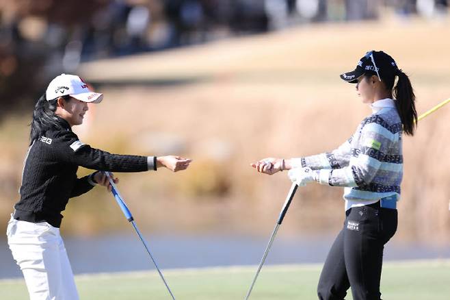 왼쪽부터 황유민, 박현경(사진=대회조직위 제공)