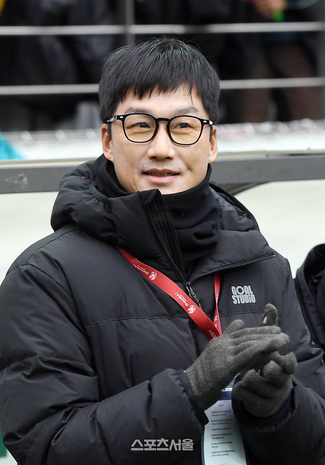광주FC 이정효 감독이 6일 서울월드컵경기장에서 열린 2025 하나은행 코리아컵 전북 현대와의 결승전에 앞서 박수를 치며 선수들을 격려하고 있다. 2025. 12. 6. 박진업 기자 upandup@sporttsseoul.com