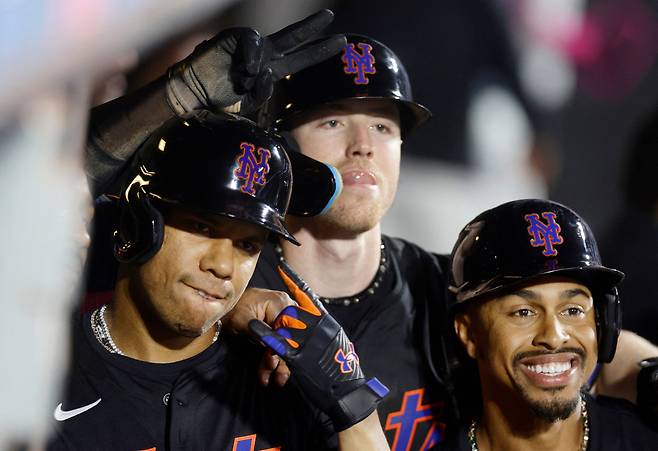 뉴욕 메츠 후안 소토와 프란시스코 린도어가 올시즌 내내 냉랭한 관계였던 것으로 알려졌다. 왼쪽부터 소토, 브렛 베이티, 린도어. AFP연합뉴스