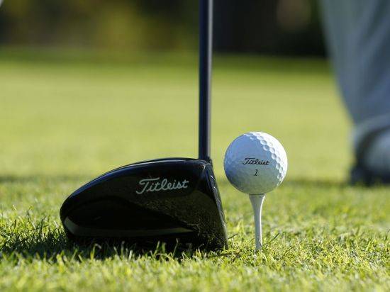 골프 클럽에 묻은 이물질은 부드러운 치솔을 이용하면 깨끗하게 닦을 수 있다.