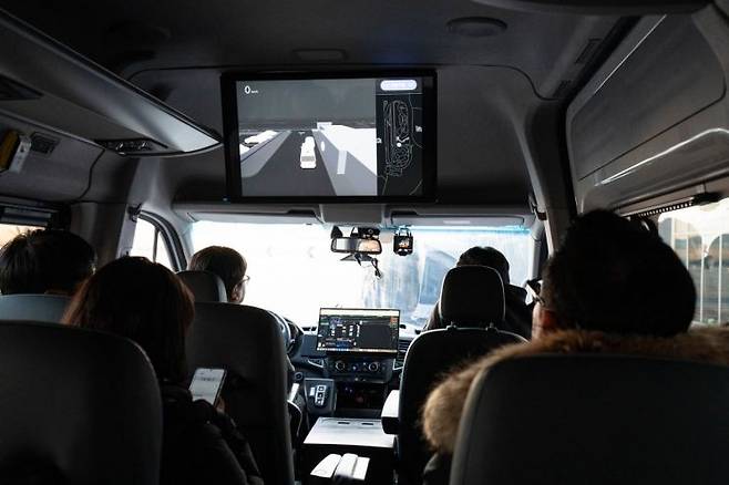 취재진을 태우고 K-시티 내부를 주행중인 자율주행셔틀. 운전석에 앉은 안전관리자는 따로 차량을 제어하지 않고 차량 스스로 주행한다. 한국교통안전공단 제공