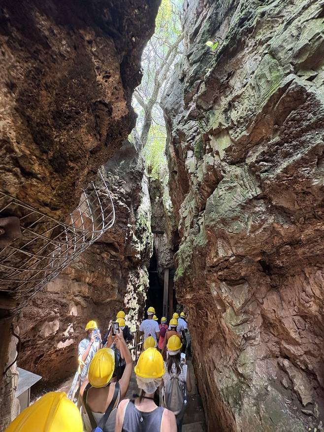 5일(현지시각) ‘제13회 세계 과학기자대회(WCSJ)’에 참가한 과학 기자들이 남아공 스테르크폰테인 동굴을 둘러보고 있다. 스테르크폰테인 동굴은 고인류 화석이 500점 이상 발굴된 중요한 발굴 현장이다./한국과학기자협회 공동취재단