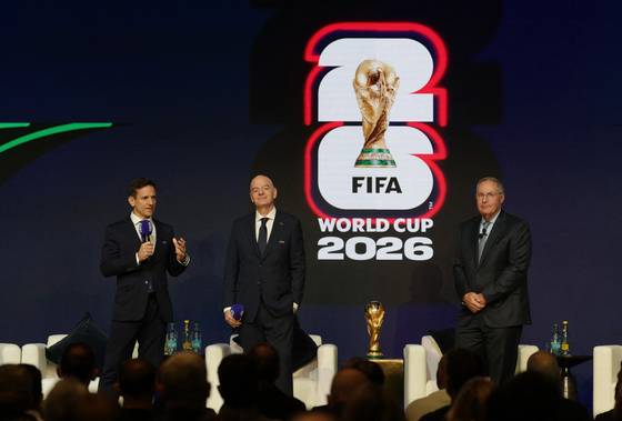 2026 북중미 월드컵의 대진이 짜여졌다. 한국의 현실적인 목표는 조2위로 조별리그를 통과하는 것이다. 사진은 6일 열린 조추첨식 모습. 로이터=연합뉴스