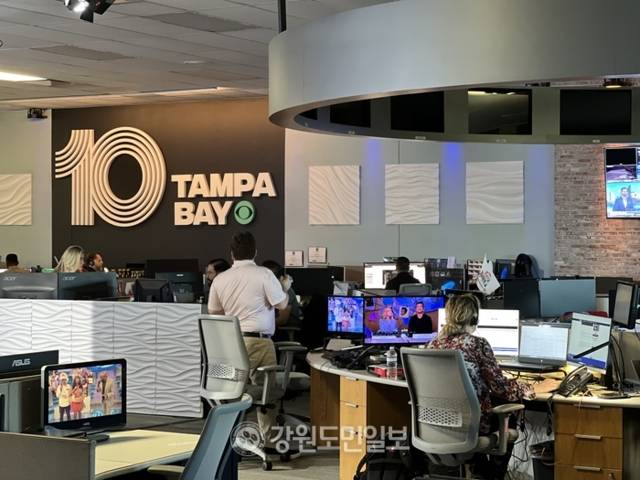 ▲ 지난달 22일(현지시간) 미국 플로리다 지역 공영방송사 10탬파베이(10 Tampa Bay) 보도국 소속 관계자들이 업무를 보고 있다. 미국 플로리다 탬파/이세훈 기자