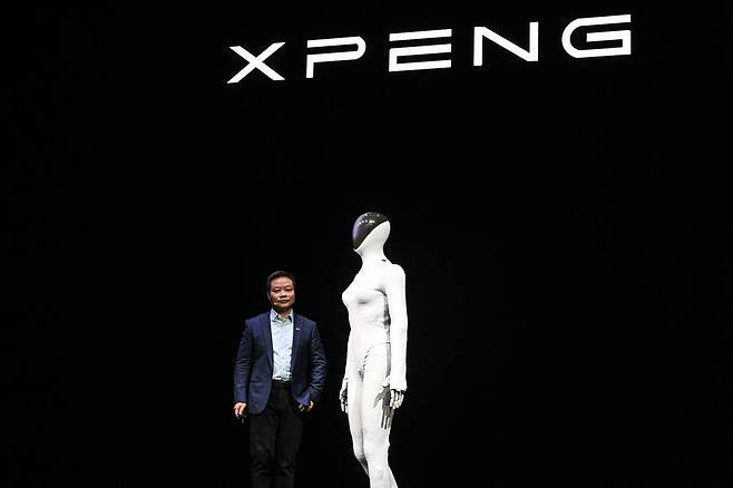 중국 전기차 제조업체 샤오펑(Xpeng)의 허샤오펑 회장이 지난 11월 5일 중국 광둥성 광저우 본사에서 열린 ‘AI 데이’ 기자회견에서 차세대 휴머노이드 로봇 ‘아이언(Iron)’을 공개하고 있다. AFP연합뉴스