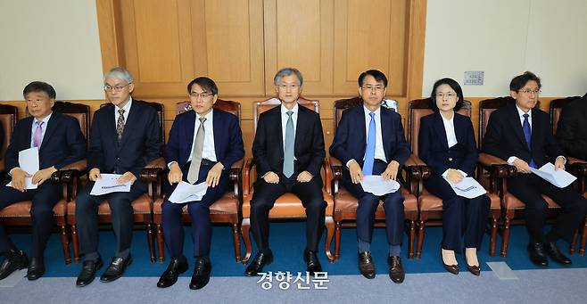 5일 오후 서울 서초구 대법원 대회의실에서 전국법원장회의가 열리고 있다. 이날 전국법원장회의에서는 최근 더불어민주당이 주도해 법제사법위원회를 통과시킨 내란전담재판부 설치 등을 논의할 예정이다. 회의에는 전국의 각급 법원장, 법원행정처장, 사법연수원장, 사법정책연구원장 등이 참석했다. 이준헌 기자