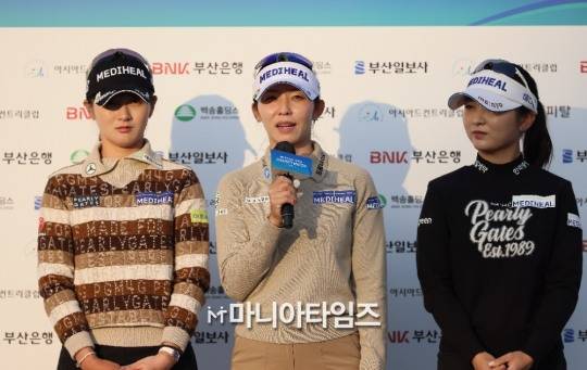 우승 소감 말하는 배소현(가운데)