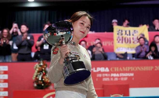 강지은이 우승 트로피를 들고 기념 촬영하고 있다. PBA