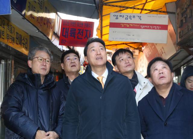 ▲오세훈 서울시장이 12월 4일 종묘 경관 훼손 논란이 일고 있는 서울 종로구 세운재정비 촉진지구를 둘러보고 있다. ⓒ연합뉴스