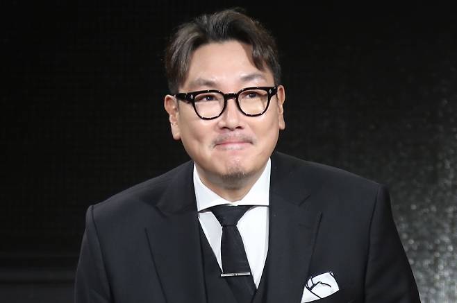 배우 조진웅이 1일 부산 중구 비프광장 야외무대에서 열린 ‘제29회 부산국제영화제’ 전야제에 참석해 인사를 하고 있다. 2024.10.1 뉴스1