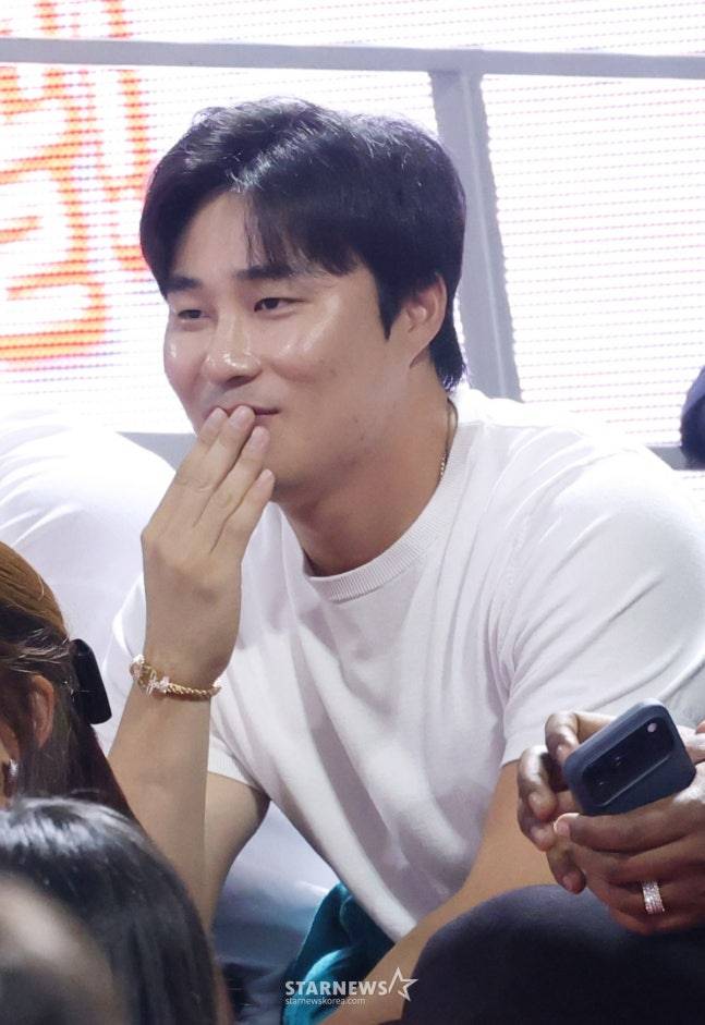 김하성이 지난 11월 4일 KBL 경기를 관람하고 있다. /사진=김진경 대기자