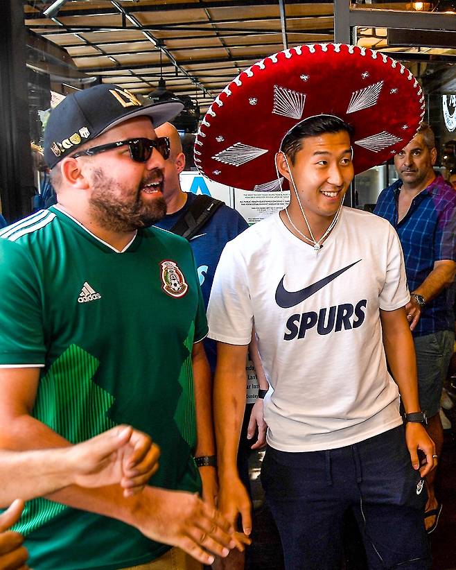토트넘 시절 멕시코 행사에서 멕시코 전통 모자를 쓴 손흥민의 모습. /사진=BR풋볼 SNS 캡처