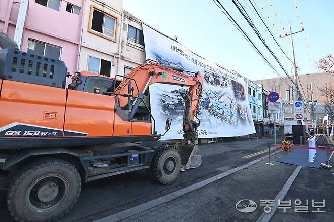 8일 인천시 동구 동인천역 북광장에서 열린 송현자유시장 철거 착공식. 1965년 개장 이후 '양키시장'으로 불리며 지역 상권의 한 시대를 상징해 온 송현자유시장은 노후와 안전 문제로 철거가 추진됐으며, 이번 착공은 반세기 넘게 이어진 시장의 역사가 마무리되고 동인천역 일대 재도약이 본격화되는 전환점이 되고 있다.정선식기자