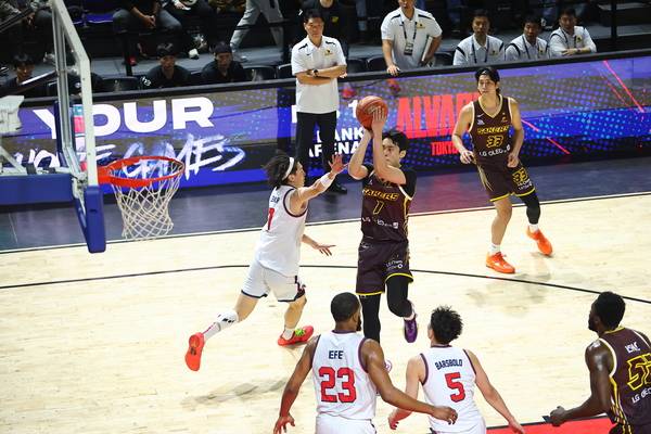 창원LG 유기상이 지난달 5일 몽골에서 열린 자크 브롱코스와 경기에서 슛을 시도하고 있다. /EASL