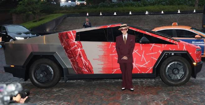 사이버트럭 앞 포즈 취한 지드래곤 (사진=뉴스1)