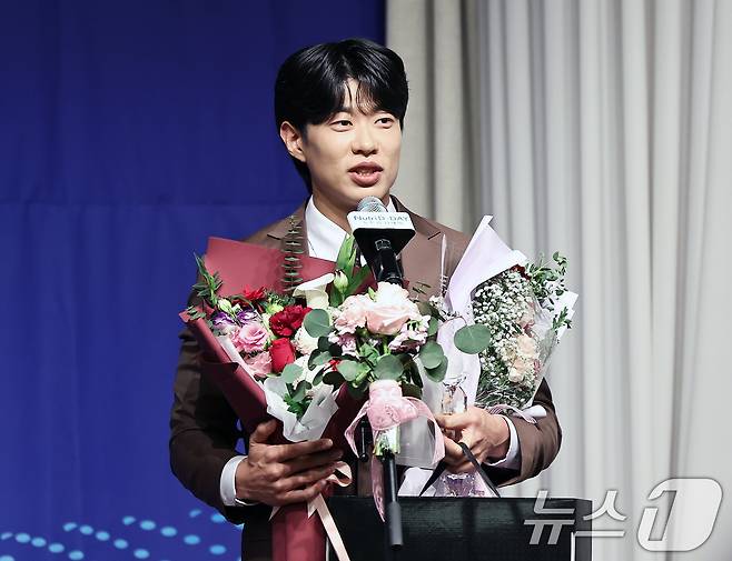 키움 히어로즈 송성문이 8일 오전 서울 강남구 리베라호텔에서 열린 '2025 뉴트리디데이 일구상 시상식'에서 최고타자상을 수상한 뒤 소감을 밝히고 있다. ⓒ News1 구윤성 기자