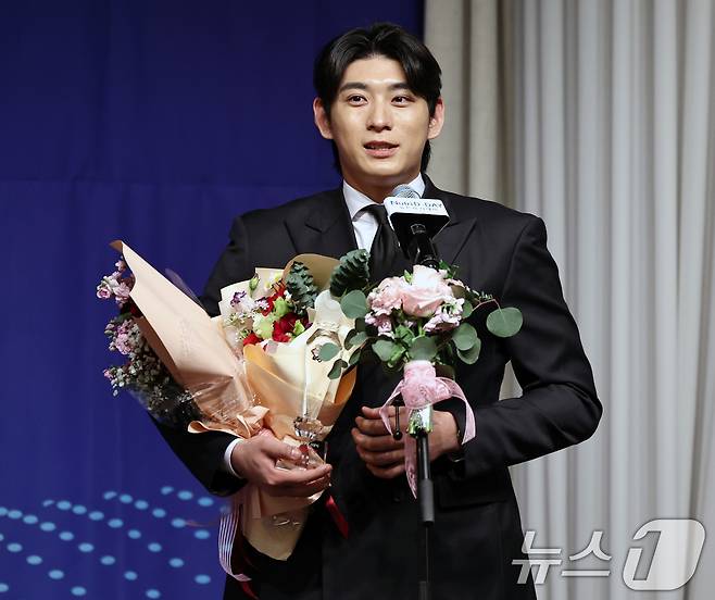 메이저리그 샌프란시스코 자이언츠의 이정후가 8일 오전 서울 강남구 리베라호텔에서 열린 '2025 뉴트리디데이 일구상 시상식'에서 특별공로상을 받은 뒤 소감을 밝히고 있다. ⓒ News1 구윤성 기자