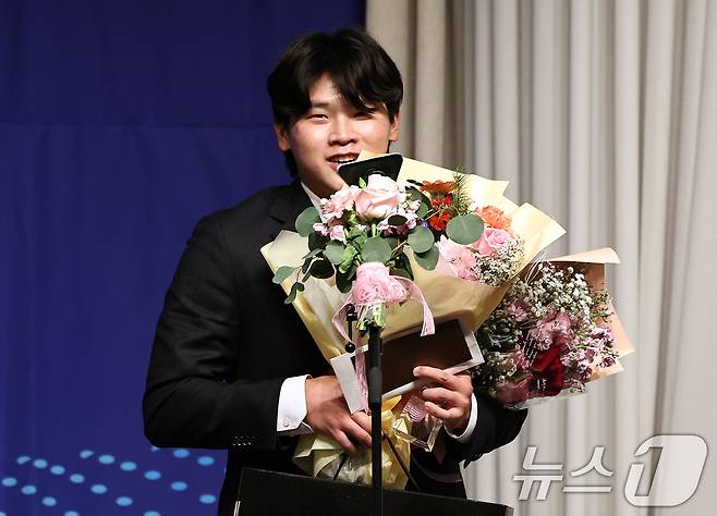 8일 오전 서울 강남구 리베라호텔에서 열린 '2025 뉴트리디데이 일구상 시상식'에서 의지노력상을 수상한 롯데 자이언츠 박찬형 선수가 수상소감을 밝히고 있다. ⓒ News1 구윤성 기자