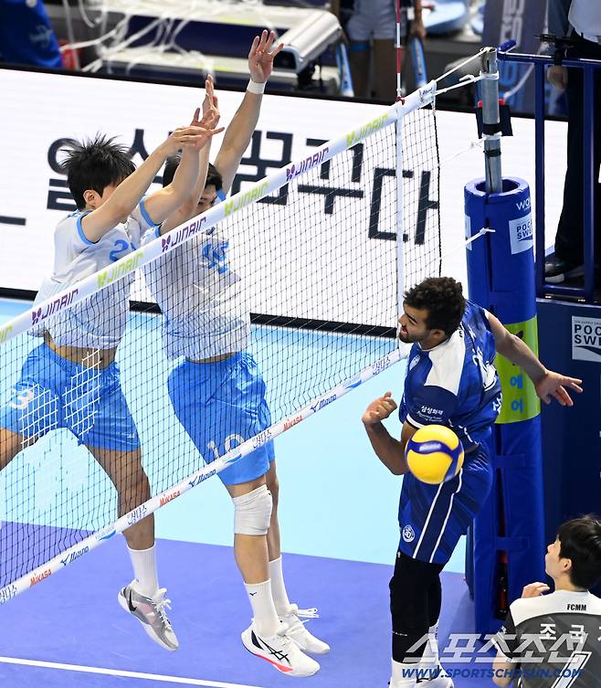 7일 인천계양체육관에서 열린 V리그 남자부 대한항공과 삼성화재의 경기. 대한항공 정지석과 김민재가 삼성화재 아히의 공격을 막아내고 있다. 인천=허상욱 기자wook@sportschosun.com/2025.12.07/