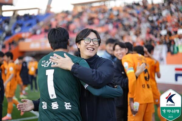제주SK의 김동준 골키퍼를 격려하는 김정수 감독대행. ⓒ프로축구연맹