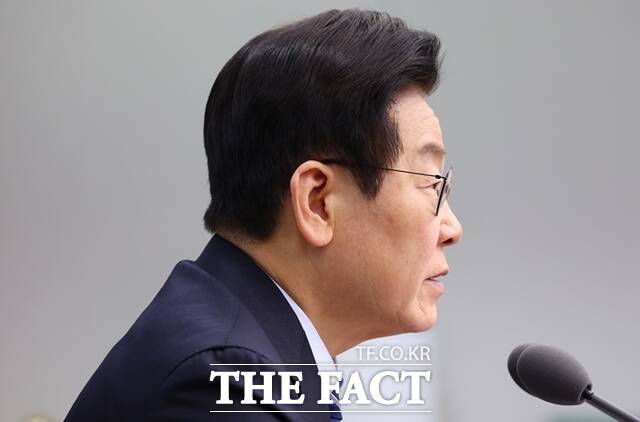 국토교통부가 이달 중 추가 부동산 대책을 발표할 예정이다. 김윤덕 국토부 장관은 "연내 추가 공급 대책을 발표할 것"이라고 밝혔다. 사진은 이재명 대통령이 지난 4일 서울 용산 대통령실 청사에서 열린 수석보좌관회의에서 발언하고 있다. /대통령실통신사진기자단·뉴시스
