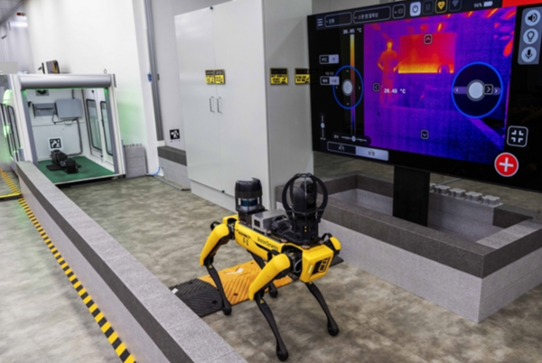 지난 10월 경기도 의왕에 위치한 현대차·기아 의왕연구소에서 로봇개 '스폿(SPOT)'이 공장 내부에서 설비 상태를 점검하는 모습을 시연하고 있다. /현대자동차