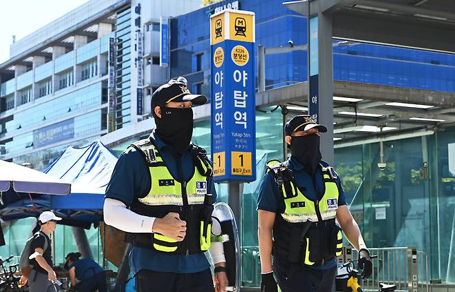 지난해 9월 경기도 성남시 분당구 야탑역 일대에서 경찰이 흉기 난동 범행을 대비해 경계 근무를 서고 있다. /뉴시스