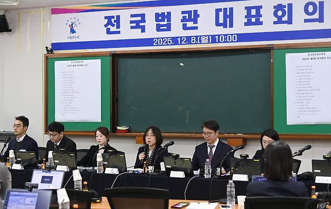 전국법관대표회의 의장인 김예영 서울남부지법 부장판사가 8일 오전 경기 고양시 사법연수원에서 열린 2025년 하반기 전국법관대표회의 정기회의에서 개회 선언을 하고 있다. /박성원 기자