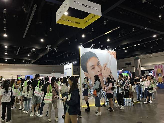 성분에디터가 지난 7월 미국 로스앤젤레스에서 열린 'KCON LA' 행사 중 운영한 팝업스토어에 입장하기 위해 사람들이 길게 줄을 서서 기다리고 있다. 올리브인터내셔널 제공
