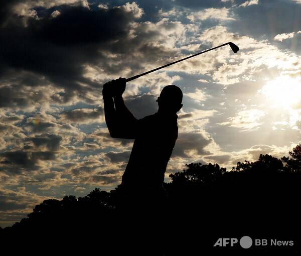 칼럼 내용과 관련 없는 참고 사진입니다. 프로 골프선수가 티샷을 하는 모습입니다. 사진제공=ⓒAFPBBNews = News1 (사진을 무단으로 사용하지 마십시오.)