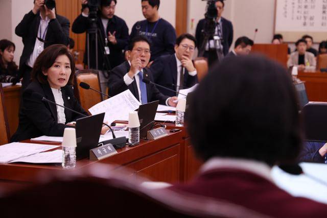 나경원(왼쪽) 의원 등 국민의힘 의원들이 11월 6일 국회 법제사법위원회 전체회의에서 추미애 위원장에게 의사진행발언을 요청하고 있다. 뉴시스스