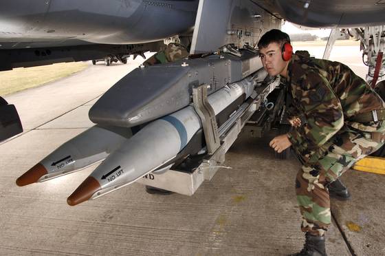 미 공군 F-15E 전투기에 탑재되고 있는 GBU-39 SDB. 미 공군
