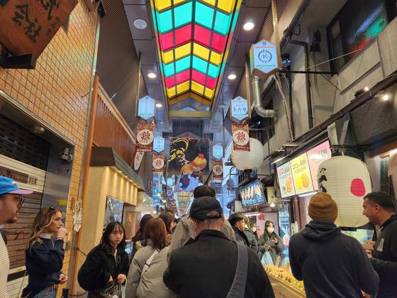 지난 3일 일본 교토 니시키 시장이 외국인 관광객으로 붐비고 있다. 오누키 도모코 특파원