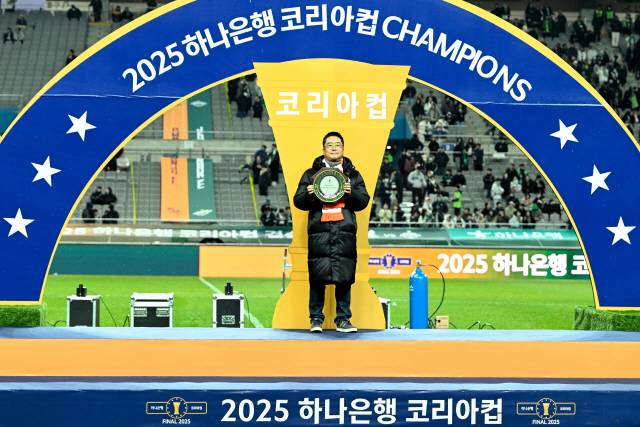 ▲ 강원FC 김태주 단장이 6일 서울월드컵경기장에서 열린 2025 하나은행 코리아컵 시상식에서 페어플레이팀상을 수상하고 있다. 강원FC 제공