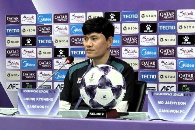 ▲ 강원FC 정경호 감독이 부리람 유나이티드 FC와 2025-2026 AFC 챔피언스리그 엘리트 리그 스테이지 동아시아 6차전을 하루 앞둔 8일(한국 시간) 태국 부리람 스타디움에서 사전 기자회견에 임하고 있다. 강원FC 제공