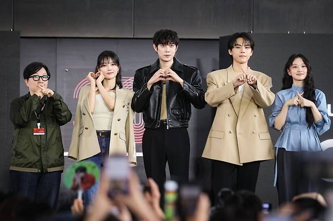 김륜희PD(왼쪽부터), 배우 김유정, 김영대, 김도훈, 김이경이 19일 부산 해운대구 우동 영화의전당에서 열린 제30회 부산국제영화제 '친애하는X' 야외무대인사에서 관객들에게 인사하고 있다./사진=연합뉴스