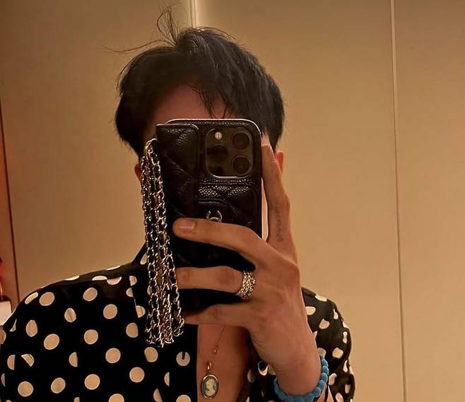 아이폰을 들고 있는 지드래곤. 사진=지드래곤 인스타그램 계정 캡처