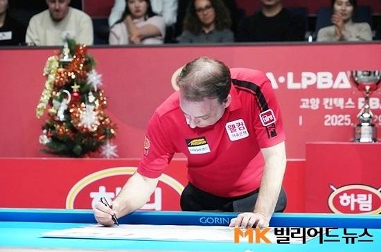 올해 PBA 마지막 대회인 하림PBA챔피언십 정상에 오른 산체스가 대형 크리스마스 기념 카드에 축하 메시지를 적고 있다.