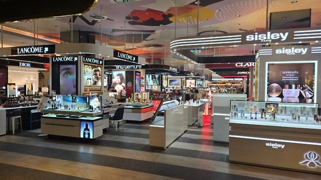 대만 신광미츠코시 산이 플레이스점에 입점한 글로벌 뷰티 브랜드 매장 전경. 더현대 글로벌 팝업 매장과 비교하면 한산한 모습이었다. /사진=유엄식 기자
