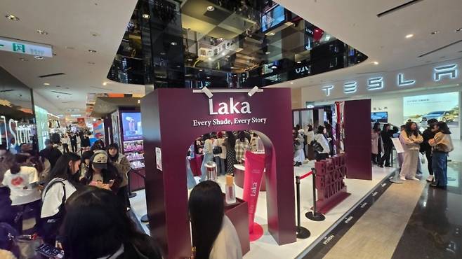 더현대 글로벌이 운영한 라카 팝업 매장에 입장하기 위해 고객들이 대기줄을 서 있다. /사진=유엄식 기자