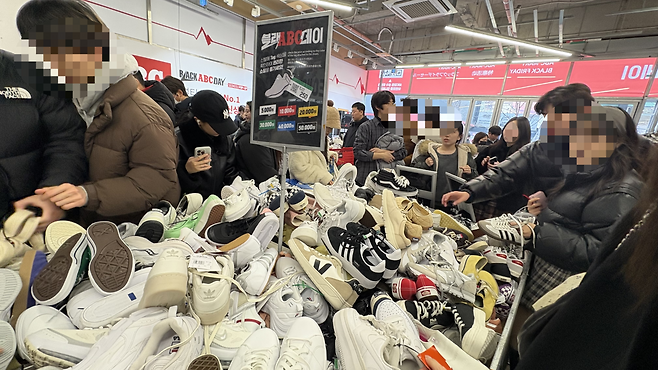 지난 7일 서울 성동구 ABC마트에서 열린 ‘나의 N번째 신상’ 팝업스토어에서 고객들이 제품을 고르고 있다. 박연수 기자