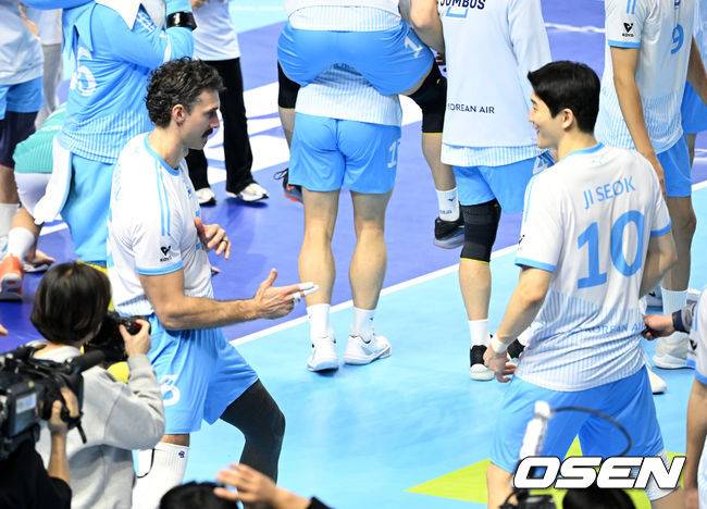 MVP 경쟁자가 한 집안에! 정지석 '러셀의 수상 나도 신나'