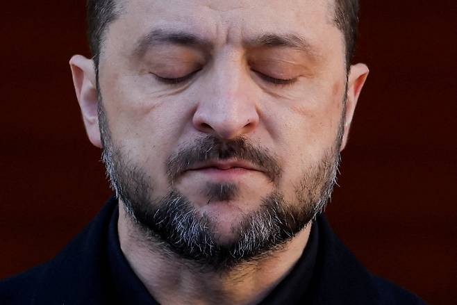 아일랜드를 국빈 방문한 볼로디미르 젤렌스키 우크라이나 대통령이 2일(현지시간) 더블린의 정부 청사에서 마이클 마틴 아일랜드 총리와 양자 기자회견을 하고 있다. 2025.12.2 더블린 로이터 연합뉴스