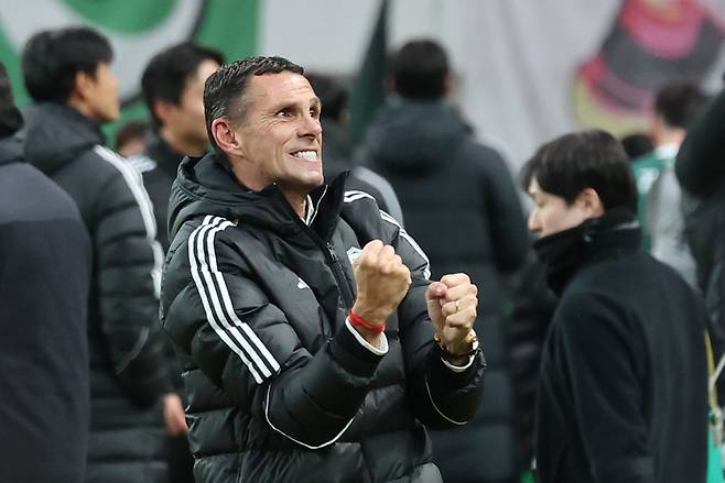 거스 포옛 전북 감독이 6일 서울월드컵경기장에서 열린 코리아컵 결승전에서 연장 접전 끝에 광주를 꺾고 우승한 뒤 시상식에 앞서 주먹을 불끈 쥐며 환호하고 있다. 상암|뉴시스